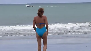 The beach excites me too much, I show myself and masturbate before being fucked